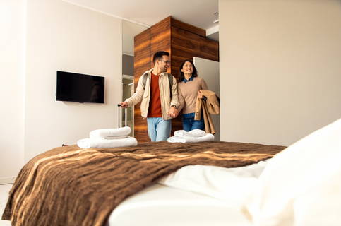 Amener un invité dans une chambre d’hôtel